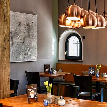 Sitzecke mit Bänken und 2 Fenstern